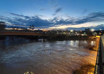 El Puente Árabe de Guadalajara se convierte en el lugar perfecto para inmortalizar la crecida del Henares