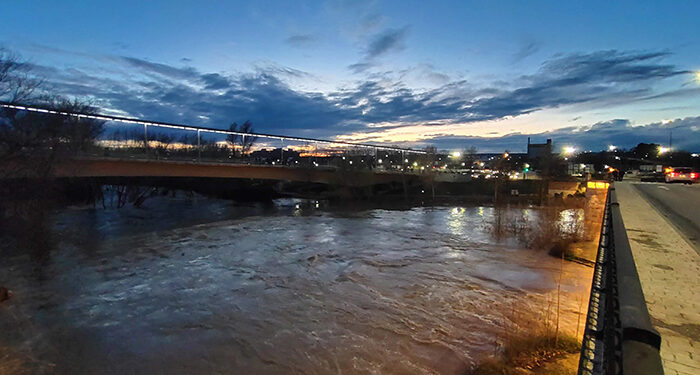 El Puente Árabe de Guadalajara se convierte en el lugar perfecto para inmortalizar la crecida del Henares
