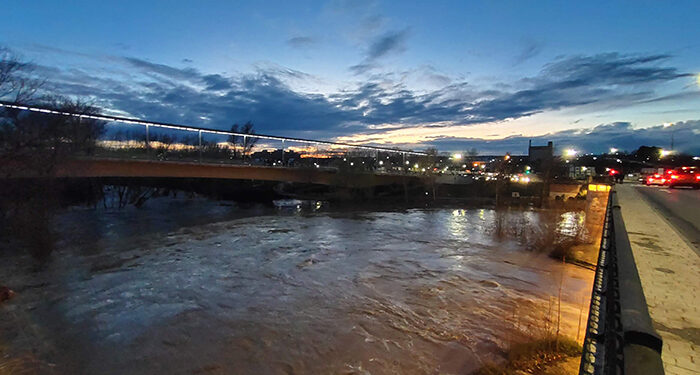 El Puente Árabe de Guadalajara se convierte en el lugar perfecto para inmortalizar la crecida del Henares
