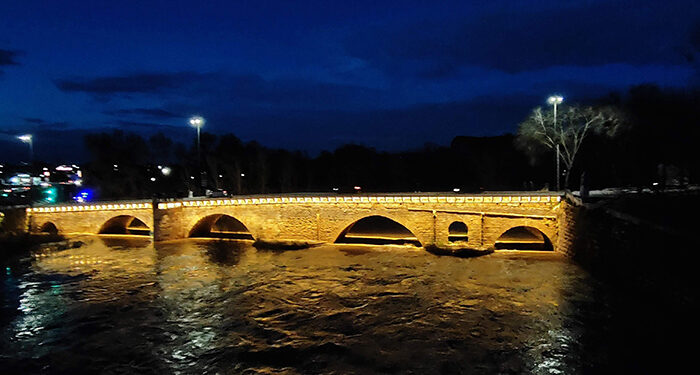 El Puente Árabe de Guadalajara se convierte en el lugar perfecto para inmortalizar la crecida del Henares
