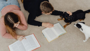 La Biblioteca provincial de Guadalajara pone en marcha el programa ´Perros y Letras´ para mejorar las habilidades lectoras de niñas y niños de 6 a 12 años 