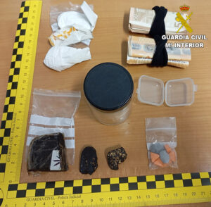 La Guardia Civil de Cuenca detiene a un hombre con diversas cantidades de sustancias estupefacientes y 1.300 euros en metálico en la A-3 a la altura de Huete