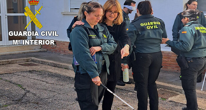La Guardia Civil de Cuenca realiza un taller de formación para asistencia a personal con discapacidad visual