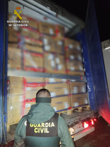 La Guardia Civil de Guadalajara frustra el robo de la mercancía de un camión estacionado en un área de servicio de la A-2