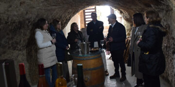 La Junta destaca la apuesta por maridar el vino de calidad diferencial y el potencial del turismo rural de Bodega Altomira