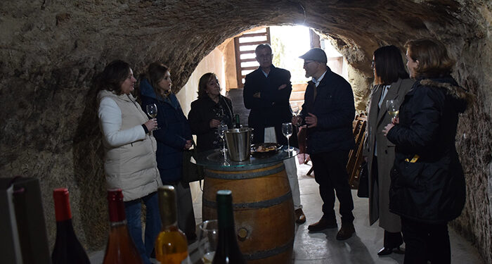 La Junta destaca la apuesta por maridar el vino de calidad diferencial y el potencial del turismo rural de Bodega Altomira
