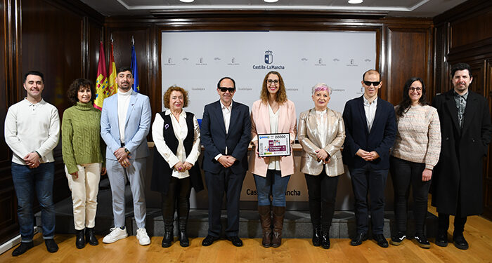 La Junta reconoce la labor de la ONCE en el lanzamiento de su cupón especial por el Día Internacional de las Mujeres 1 La Junta reconoce la labor de la ONCE en el lanzamiento de su cupón especial por el Día Internacional de las Mujeres