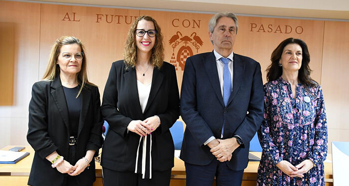 La Junta y la Universidad de Alcalá renuevan la Cátedra de Investigación ‘Isabel Muñoz Caravaca’ para el impulso de la igualdad