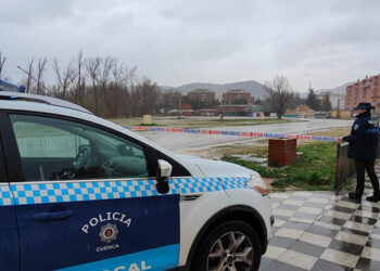 La Policía Local de Cuenca cierra los accesos al río Júcar ante el aumento del caudal