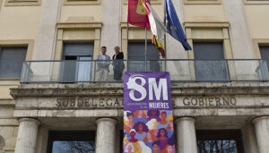La Subdelegación del Gobierno de Cuenca despliega el cartel conmemorativo del 8M