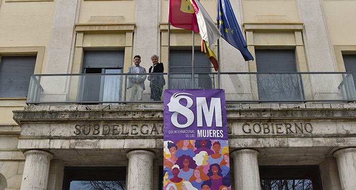 La Subdelegación del Gobierno de Cuenca despliega el cartel conmemorativo del 8M 1 La Subdelegación del Gobierno de Cuenca despliega el cartel conmemorativo del 8M