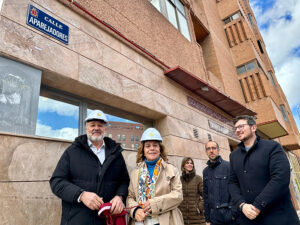 La calle Aparejadores ya luce la placa que oficializa el nuevo nombre de esta vía