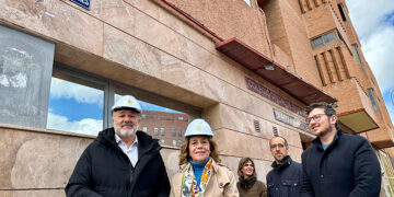 La calle Aparejadores ya luce la placa que oficializa el nuevo nombre de esta vía