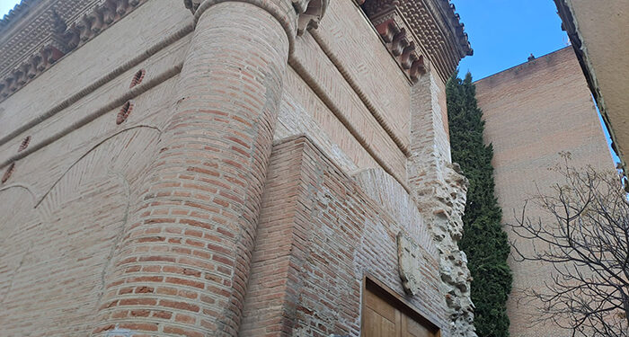 La capilla Luis de Lucena puede reanudar su actividad turística tras la demolición del muro colindante que suponía un riesgo