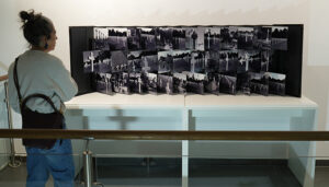 La fotógrafa Merche Romero elimina los tabús sociales de la muerte y los cementerios en la exposición “Necrópolis Mundi” en la sala ACUA del campus de Cuenca