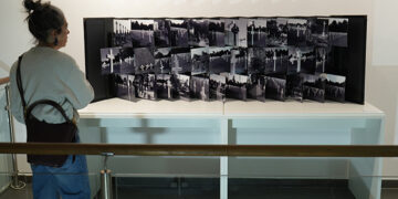La fotógrafa Merche Romero elimina los tabús sociales de la muerte y los cementerios en la exposición “Necrópolis Mundi” en la sala ACUA del campus de Cuenca