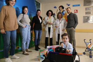 La solidaridad de los vecinos de Sotorribas llega en “un cochecito eléctrico de juguete” para los niños de Pediatría del Hospital de Cuenca