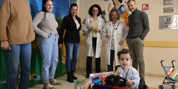La solidaridad de los vecinos de Sotorribas llega en “un cochecito eléctrico de juguete” para los niños de Pediatría del Hospital de Cuenca