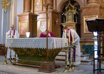 Los nazarenos y nazarenas de Cuenca empiezan la Cuaresma recibiendo la tradicional ceniza