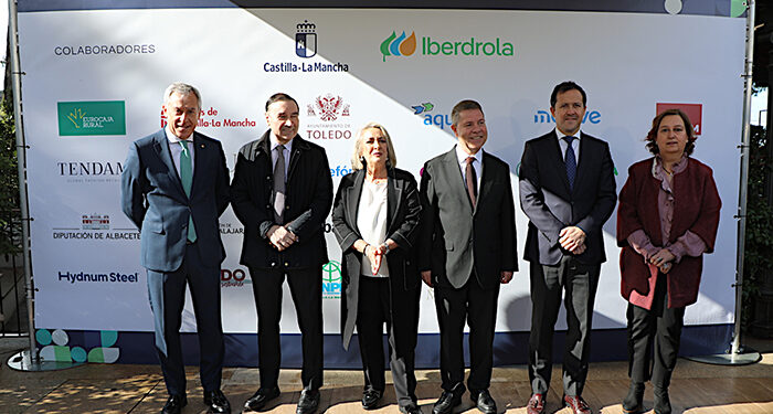 "Más clientes, más oficinas y más solvencia: Eurocaja Rural se expande sin renunciar a su modelo de cercanía" 1 Más clientes, más oficinas y más solvencia Eurocaja Rural se expande sin renunciar a su modelo de cercanía