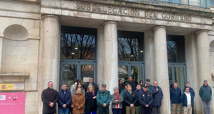 Minuto de silencio en la Subdelegación del Gobierno de Cuenca por el asesinato por violencia de género de dos mujeres en Jaén y Girona