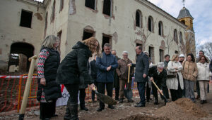 Page coloca la primera piedra de la nueva residencia de mayores Los Olmos de Guadalajara, un centro referente en la región