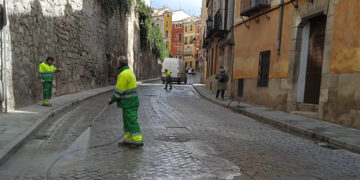 Precaución en la subida al Casco Antiguo de Cuenca por un vertido en la calle Andrés de Cabrera