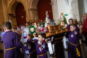 Cuenca disfruta de la Procesión Infantil más multitudinaria de su historia en una radiante mañana de sol