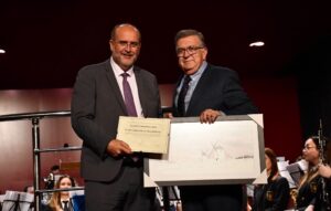 La asociación ‘Amigos de los Molinos’ de Mota del Cuervo nombra ‘Quijote Universal’ al presidente García-Page por su lucha por el desarrollo de la región