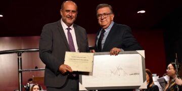 La asociación ‘Amigos de los Molinos’ de Mota del Cuervo nombra ‘Quijote Universal’ al presidente García-Page por su lucha por el desarrollo de la región