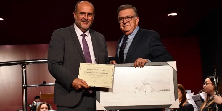 La asociación ‘Amigos de los Molinos’ de Mota del Cuervo nombra ‘Quijote Universal’ al presidente García-Page por su lucha por el desarrollo de la región 1 La asociación ‘Amigos de los Molinos’ de Mota del Cuervo nombra ‘Quijote Universal’ al presidente García-Page por su lucha por el desarrollo de la región