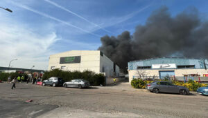 Arde una empresa de reciclaje en el polígono de Marchamalo