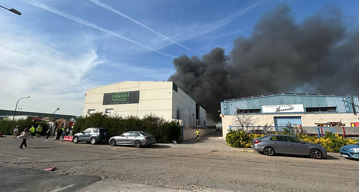 Arde una empresa de reciclaje en el polígono de Marchamalo