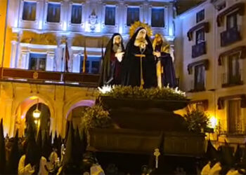 Así fue la procesión de El Duelo hasta el interior de la catedral de Cuenca