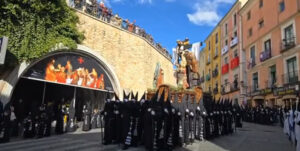 La procesión "En el Calvario" inicia la bajada, trayecto corto, a las iglesias de procedencia 1 BAJADA EN EL CALVARIO