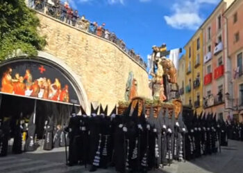 La procesión «En el Calvario» inicia la bajada, trayecto corto, a las iglesias de procedencia
