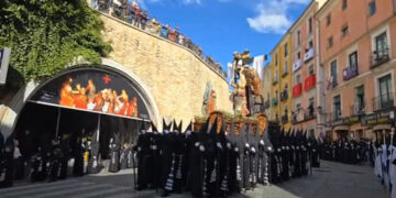 La procesión «En el Calvario» inicia la bajada, trayecto corto, a las iglesias de procedencia