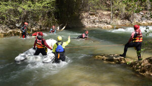 Bomberos de la región y efectivos de la UME se forman en Cuenca sobre técnicas de rescate acuático