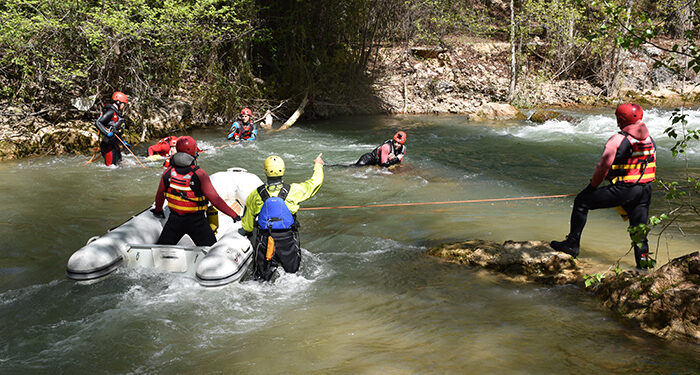 Bomberos de la región y efectivos de la UME se forman en Cuenca sobre técnicas de rescate acuático