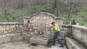 El Ayuntamiento de Cuenca lleva a cabo trabajos de limpieza y desinfección de las fuentes de la ciudad