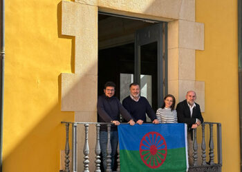 El Ayuntamiento de Cuenca luce la bandera del Pueblo Gitano en su Día Internacional