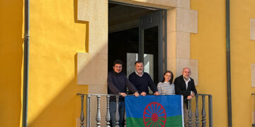 El Ayuntamiento de Cuenca luce la bandera del Pueblo Gitano en su Día Internacional