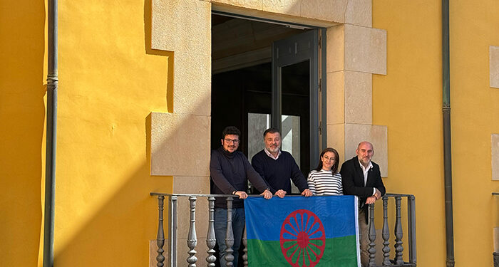 El Ayuntamiento de Cuenca luce la bandera del Pueblo Gitano en su Día Internacional