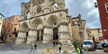 El Servicio de Obras del Ayuntamiento de Cuenca ultima las necesidades de baldosado en la Plaza Mayor de cara a Semana Santa
