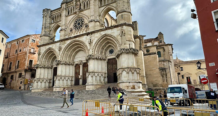 El Servicio de Obras del Ayuntamiento de Cuenca ultima las necesidades de baldosado en la Plaza Mayor de cara a Semana Santa