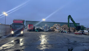 El fuego en Regusa se originó de manera fortuita y se ha limitado a una zona dedicada a cartones y plásticos