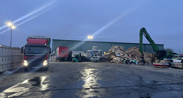 El fuego en Regusa se originó de manera fortuita y se ha limitado a una zona dedicada a cartones y plásticos