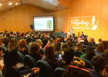 Gran participación en la charla sobre menopausia con Marta Marcé celebrada en la Sala Tragaluz