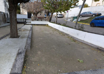 IU solicita la retirada de material tóxico en un parque público de Alcocer