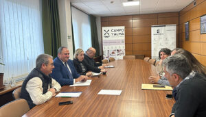  El Gobierno de Castilla-La Mancha otorgará a la IGP Espárrago Verde de Guadalajara un reconocimiento en los Premios Gran Selección Campo y Alma, que se celebrarán el 16 de mayo en Mora (Toledo), tras ser reconocida como figura de calidad en julio de 2024. Así se lo ha comunicado el consejero de Agricultura, Ganadería y Desarrollo Rural, Julián Martínez Lizán, al presidente de la Asociación ‘Espárrago de Guadalajara’, Adolfo López, como entidad que ha promovido esta IGP durante una reunión celebrada recientemente en Guadalajara.En este encuentro han estado presentes otros responsables de la Junta Directiva de esta asociación, así como la directora general de Producción Agroalimentaria y Cooperativas, Elena Escobar, y el delegado del área en la provincia de Guadalajara, Santos López.Casi un año después de obtener este reconocimiento, el Gobierno regional está contribuyendo a su promoción con acciones como la participación de la Asociación Espárrago de Guadalajara en la Feria Fruit Attraction 2024, en IFEMA Madrid, con un showcooking organizado en el stand de Campo y Alma para dar a conocer la nueva figura.El consejero también ha puesto en valor la alta calidad del espárrago verde de Guadalajara que se distingue por sus características especiales, como un sabor intenso y jugoso, ser muy poco fibroso y tener notas dulces y amargas. En cuanto a su zona de producción, comprende 44 municipios de la parte occidental de la provincia de Guadalajara, ubicados entre las comarcas de la Sierra, la Campiña y la Alcarria Alta.Por último, ha destacado el potencial agroalimentario de Guadalajara que además de la IGP Espárrago Verde, cuenta con la DOP de Vino Mondéjar; la DOP Aceite de La Alcarria; la DOP Miel de La Alcarria y la recién conseguida DOP Finca Río Negro.